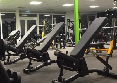 Bancs de musculation libre du club Fitaccess Saint-Marcel-lès-Valence pour les entraînements avec haltères et poids libres.