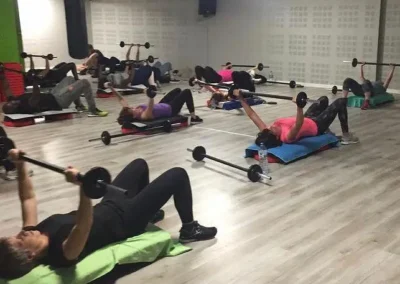 Séance de cours collectifs avec exercices de renforcement musculaire au sol chez Fitaccess Saint-Marcel-lès-Valence.
