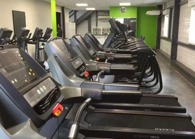 Espace cardio training du club Fitaccess Saint-Marcel-lès-Valence avec tapis de course et équipements de fitness.