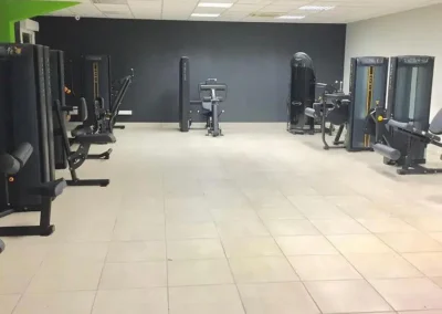 Espace musculation guidée du club Fitaccess Saint-Marcel-lès-Valence avec machines de renforcement musculaire guidées.