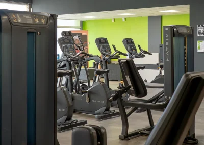 Espace d’entraînement avec appareils cardio et machines de musculation à Tullins