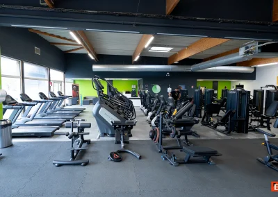 Vue de l’espace cardio et musculation du club de fitness Fitaccess à Tullins