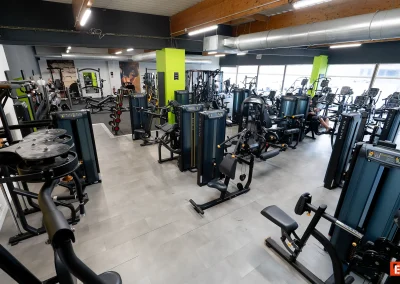 Espace équipé de machines de musculation guidée dans le club Fitaccess de Tullins
