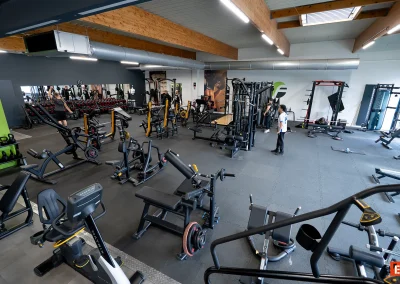 Vue panoramique de la salle de musculation et de ses équipements Fitaccess à Tullins