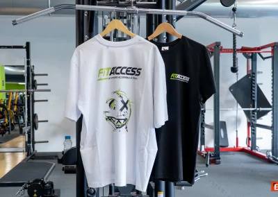 T-shirts aux couleurs de Fitaccess dans la salle de sport de Tullins